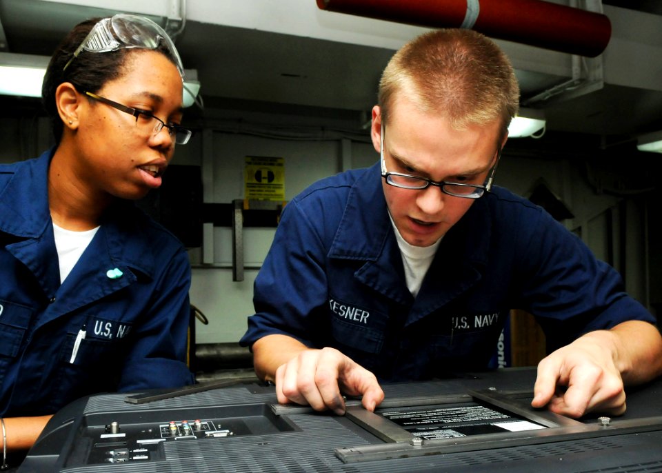 US Navy 101102-N-1004S-112 Hull Maintenance Technician Firemen Yoasha Wood, from Brooklyn, N.Y., and Michael Kesner, from Caldwell, Idaho, build a