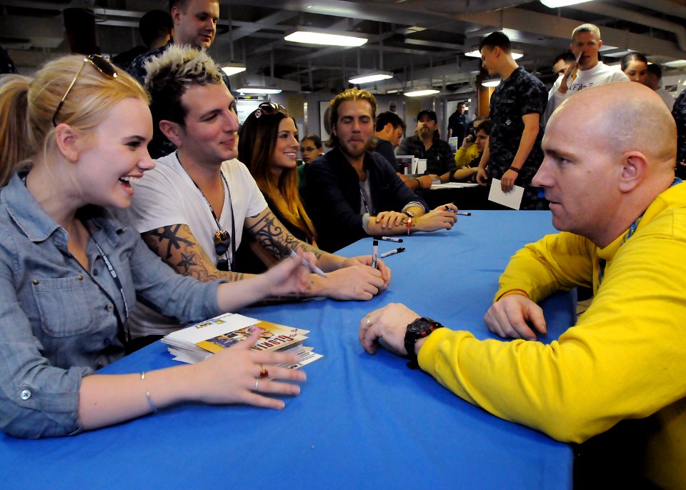 US Navy 101105-N-7095C-345 Cheyenne Kimball, of the country music band Gloriana, talks with Aviation Boatswain's Mate (Handling) 1st Class Todd A