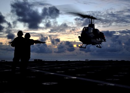 US Navy 101109-N-3620B-014 Sailors recover an AH-1W Cobra helicopter assigned to the Flying Tigers of Marine Medium Helicopter Squadron (HMM) 262 a