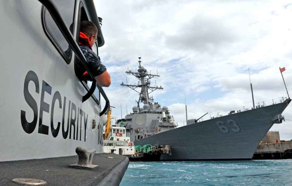 US Navy 101111-N-7441H-001 The guided-missile destroyer USS Stethem (DDG 63) is assisted pier side by local tugboats