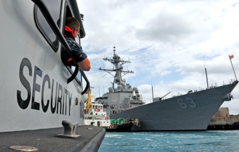 US Navy 101111-N-7441H-001 The guided-missile destroyer USS Stethem (DDG 63) is assisted pier side by local tugboats