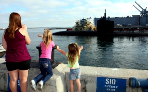 US Navy 101116-N-4047W-004 Family members wave from the pier as the Los Angeles-class attach submarine USS San Francisco (SSN 711)