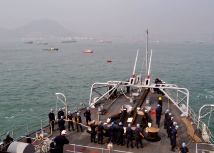 US Navy 101116-N-3620B-006 Deck department Sailors aboard the amphibious transport dock ship USS Denver (LPD 9) make preparations to moor the ship