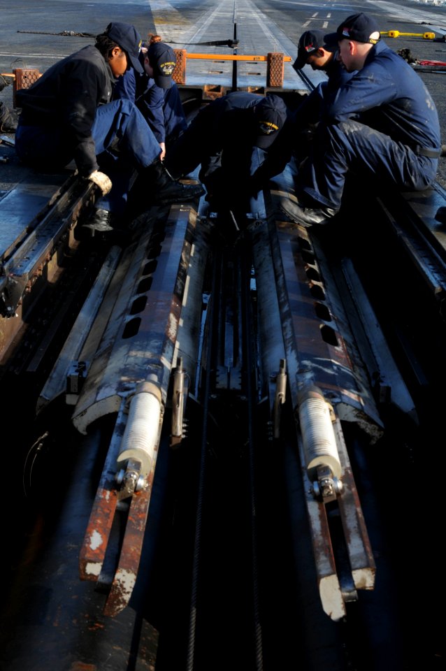 US Navy 101116-N-7605J-276 Sailors aboard the aircraft carrier USS Ronald Reagan (CVN 76) perform maintenance on a catapult piston. Ronald Reagan i
