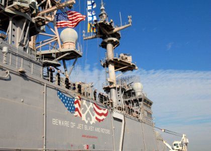 US Navy 101118-N-3265K-047 Sailors man the rails as the multi-purpose amphibious assault ship USS Iwo Jima (LHD 7) returns to Naval Station Norfolk
