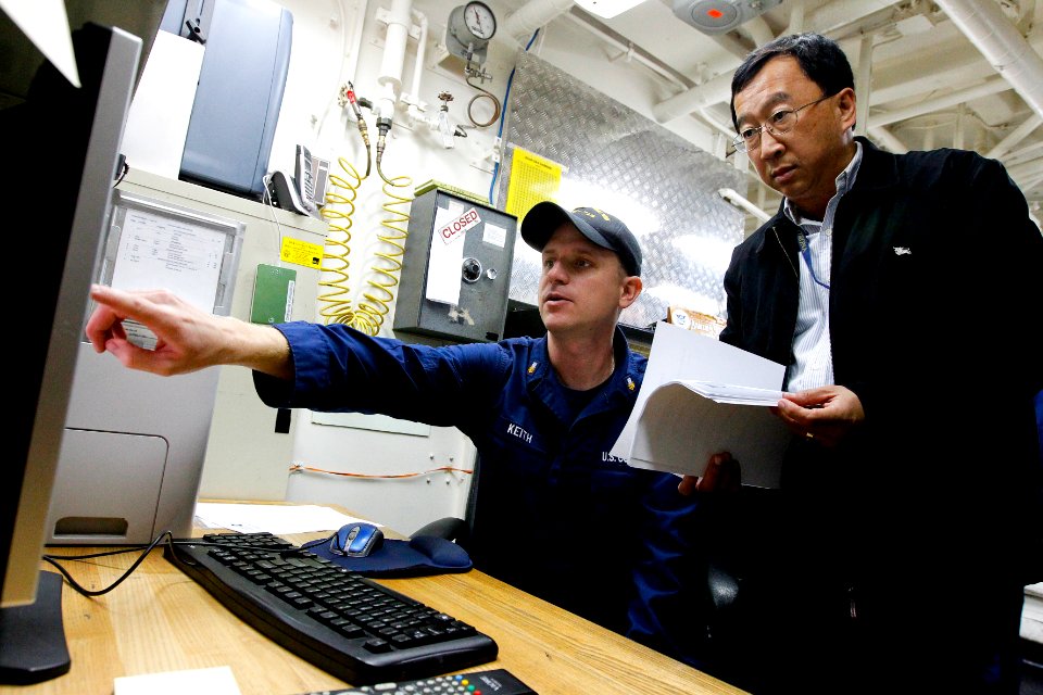 US Navy 101119-N-8863V-026 unner's Mate 1st Class Jason Keith, left, and James Chiang confer during a visit by Naval Surface Warfare Center (NSWC)
