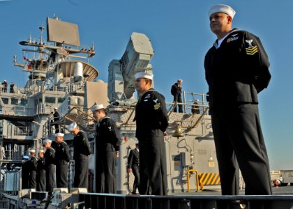 US Navy 101118-N-5537T-011 Sailors man the rails as the multi-purpose amphibious assault ship USS Iwo Jima (LHD 7) returns to homeport at Naval Sta