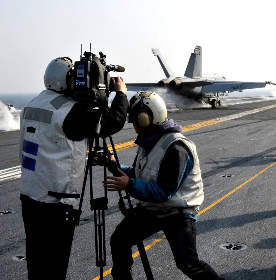 US Navy 101129-N-7103C-162 Reporters from Korean news media capture footage of an F-A-18E Super Hornet assigned to the Eagles of Strike Fighter Squ