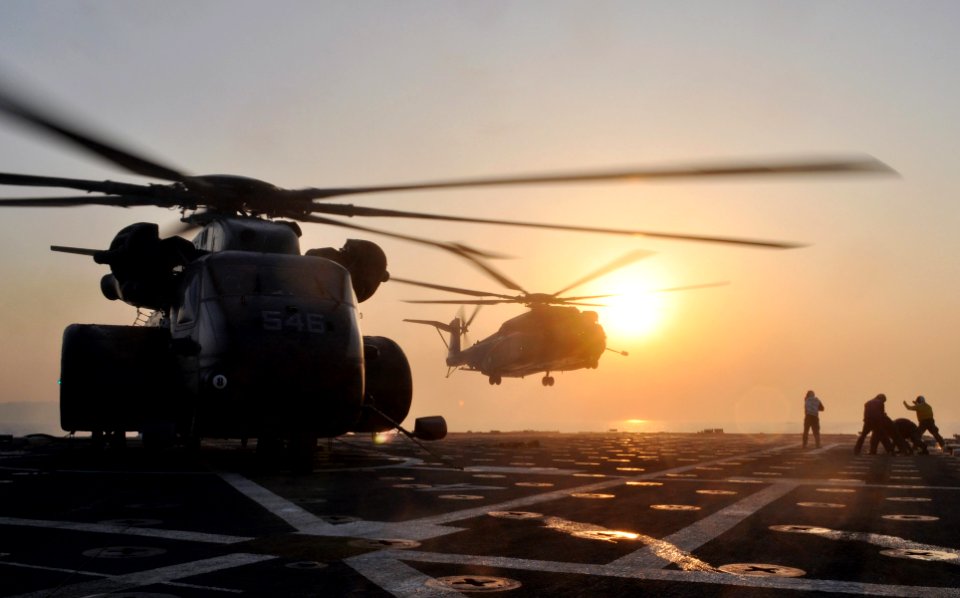 US Navy 101201-N-3620B-017 An MH-53 Sea Stallion helicopter assigned to the Vanguard of Mine Countermeasures Squadron (HM) 14 prepares to shutdown