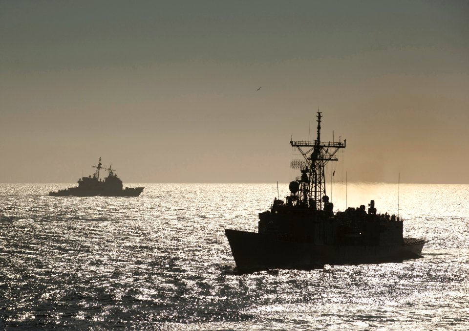 US Navy 101201-N-7981E-959 The guided-missile frigate USS Gary (FFG 51), right, and the guided-missile cruiser USS Bunker Hill (CG 52) are underway