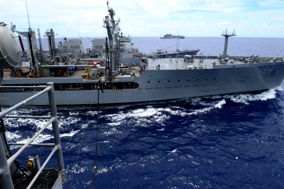 USS Bunker Hill replenishment 140919-N-GW918-362