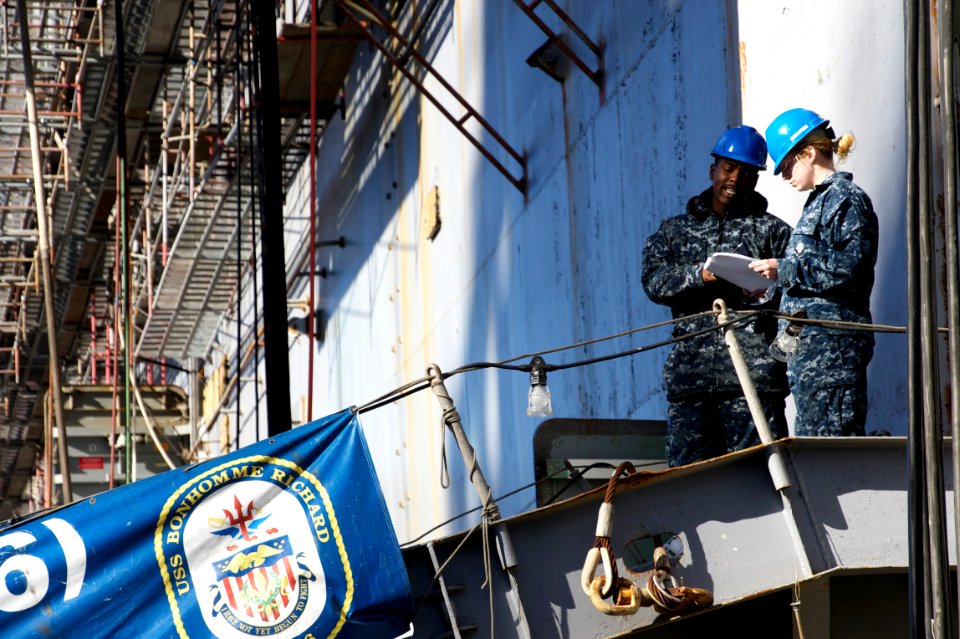 US Navy 101128-N-9643K-423 Sailors aboard the amphibious assault ship USS Bonhomme Richard (LHD 6) talk about watch standing qualifications on the