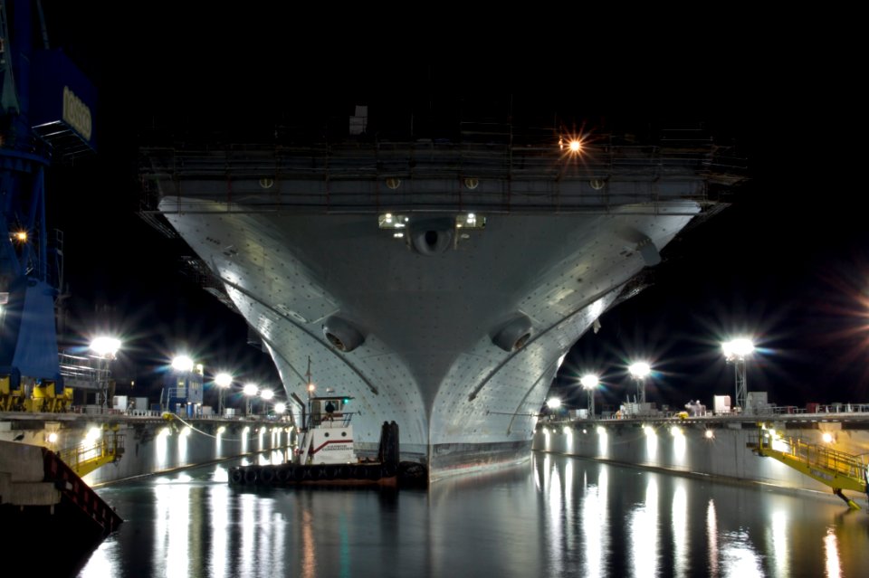 US Navy 101201-N-9643K-937 A Tugboat maneuvers the amphibious assault ship USS Bonhomme Richard (LHD 6) into the NASSCO dry dock