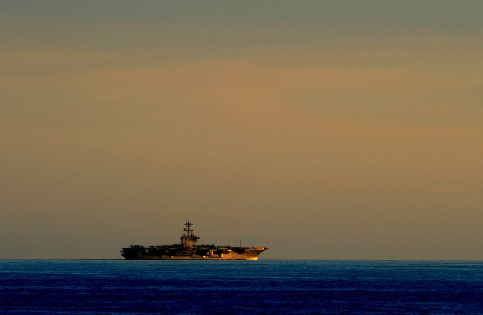 US Navy 101204-N-6006S-071 The aircraft carrier USS Carl Vinson (CVN 70) transits the Pacific Ocean at sunset