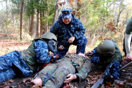 US Navy 101202-N-1580K-077 A chief hospital corpsman instructs Reserve component hospital corpsmen assigned to Operational Health Support Unit Port