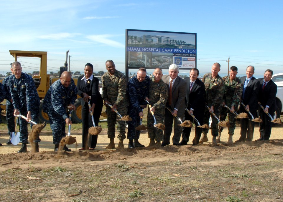 US Navy 101202-N-3931M-158 Military and civilian personnel involved with the Naval Hospital Camp Pendleton replacement hospital construction projec