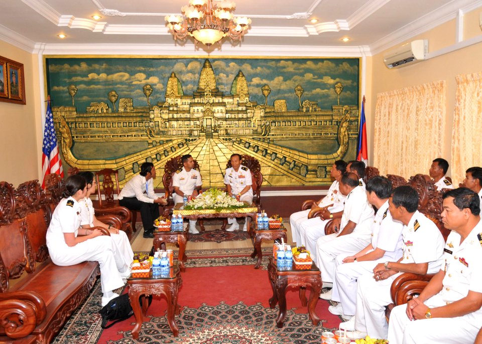 US Navy 101203-N-8721D-122 Cmdr. Michael V. Misiewicz, commanding officer of the guided-missile destroyer USS Mustin (DDG 89), visits with Cambodia