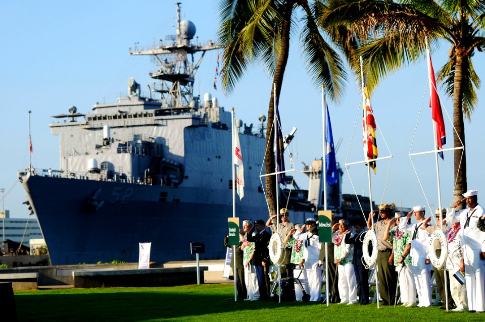 US Navy 101207-N-7498L-354 Survivors of the Dec. 7, 1941 Japanese attack on Pearl Harbor, military service members and members of the National Park