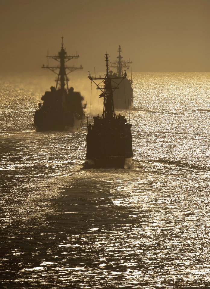 US Navy 101209-N-7981E-976 The Ticonderoga-class guided-missile cruiser USS Bunker Hill (CG 51), the Arleigh Burke-class guided-missile destroyer U