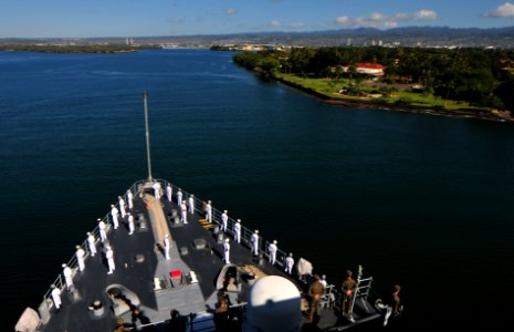 US Navy 101206-N-7948R-101 Sailors man the rails as the amphibious dock landing ship USS Pearl Harbor (LSD 52) pulls into Pearl Harbor