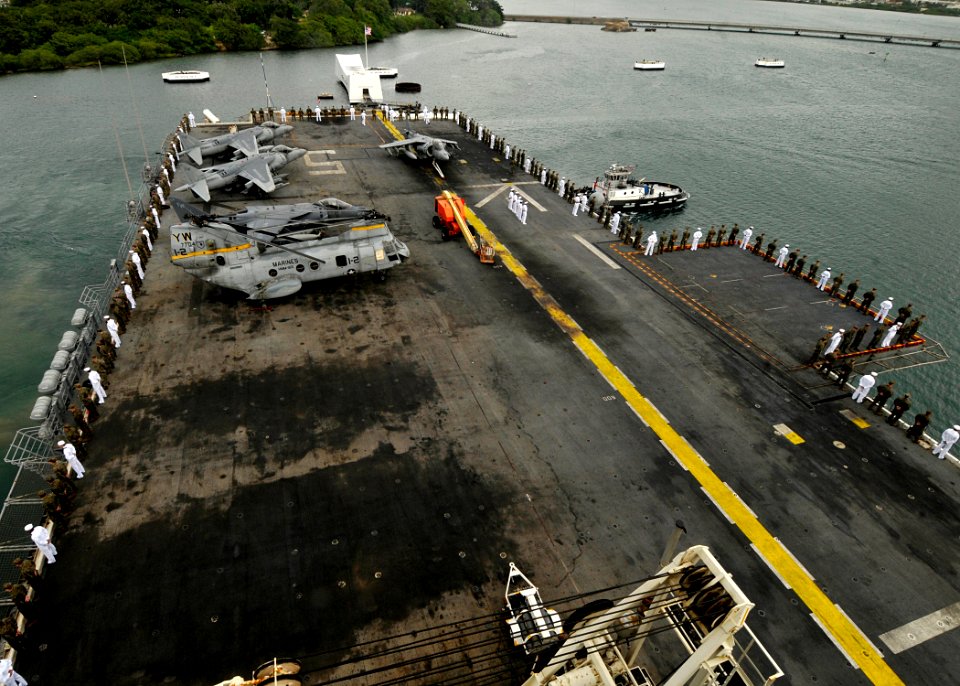 US Navy 101209-N-1226D-230 Sailors and Marines man the rails as the amphibious assault ship USS Peleliu (LHA 5) pulls into Pearl Harbor