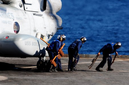 US Navy 101208-N-3659B-195 Flight deck personnel aboard USS Comstock (LSD 45) clear the rotor blades of a CH-46E Sea Knight helicopter