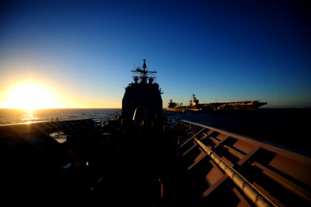 US Navy 101208-N-6006S-031 The guided-missile cruiser USS Bunker Hill (CG 52) makes an emergency break away maneuver