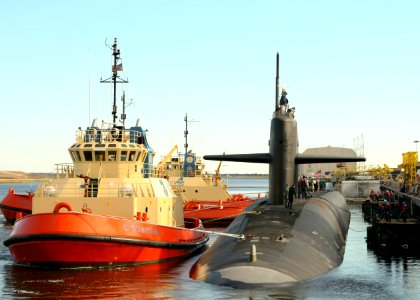 US Navy 101216-N-6523K-007 The ballistic-missile submarine USS West Virginia (SSBN 736) pulls into Naval Submarine Base Kings Bay after conducting