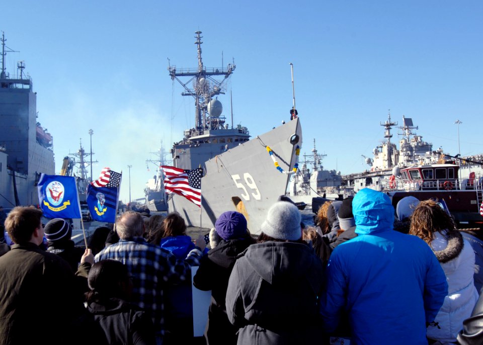 US Navy 101223-N-5292M-080 Family and friends cheer as the guided-missile frigate USS Kauffman (FFG 59) returns to Naval Station Norfolk after a si
