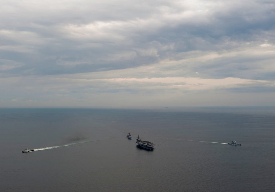 US Navy 110126-N-7981E-248 The Royal Malaysian Navy frigate KD Lekir (FF 26) and corvette KD Kelantan (FFL 175) break away from the Nimitz-class ai