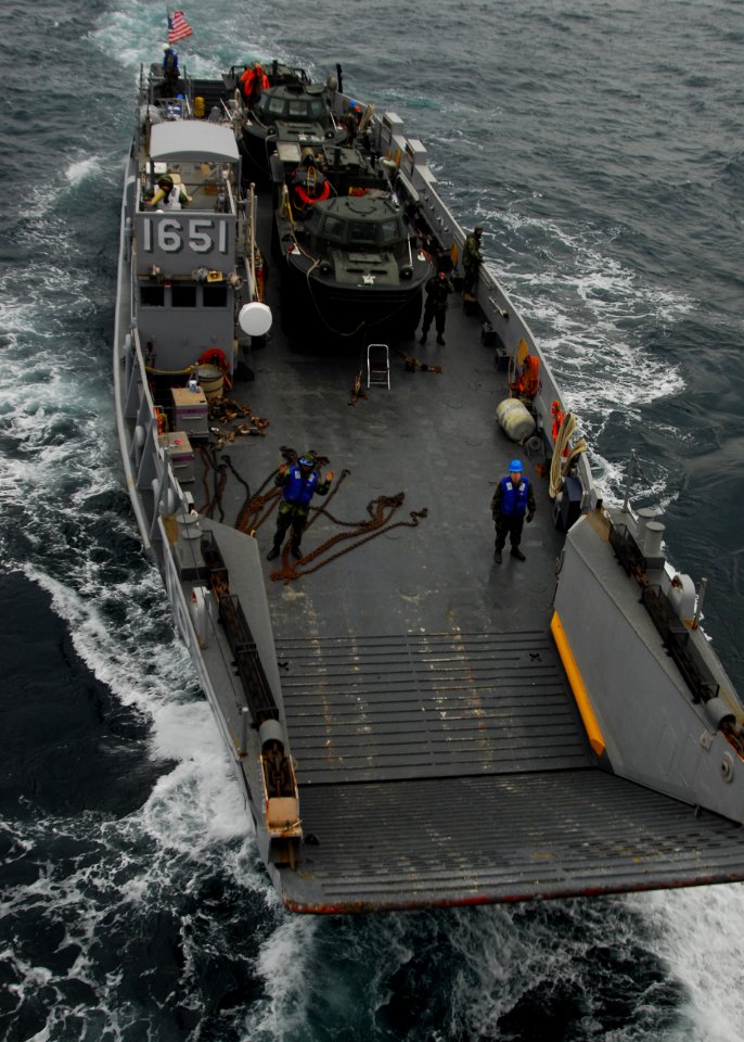 US Navy 110125-N-8607R-040 Landing Craft Utility (LCU) 1651 approaches the well deck of USS Essex (LHD 2)