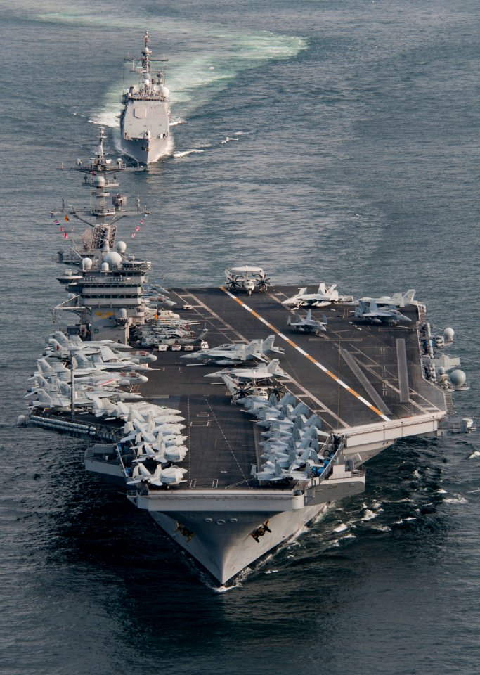 US Navy 110126-N-7981E-365 The Nimitz-class aircraft carrier USS Carl Vinson (CVN 70) leads the Ticonderoga-class guided-missile cruiser USS Bunker