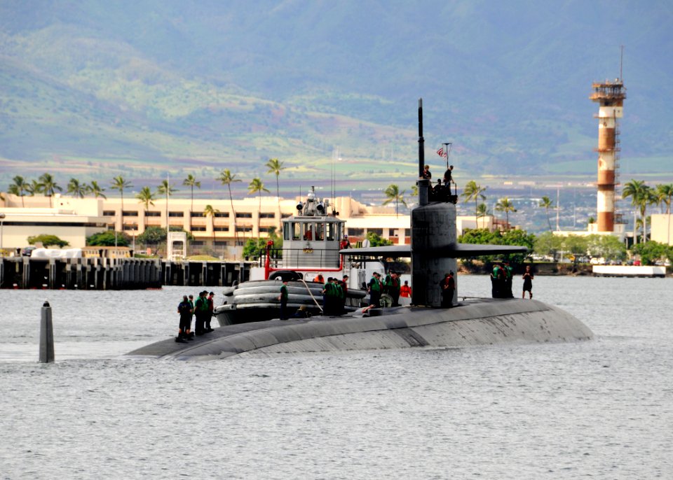 US Navy 110127-N-3560G-002 he Los Angeles-class attack submarine USS La Jolla (SSN 701) departs Joint Base Pearl Harbor-Hickam