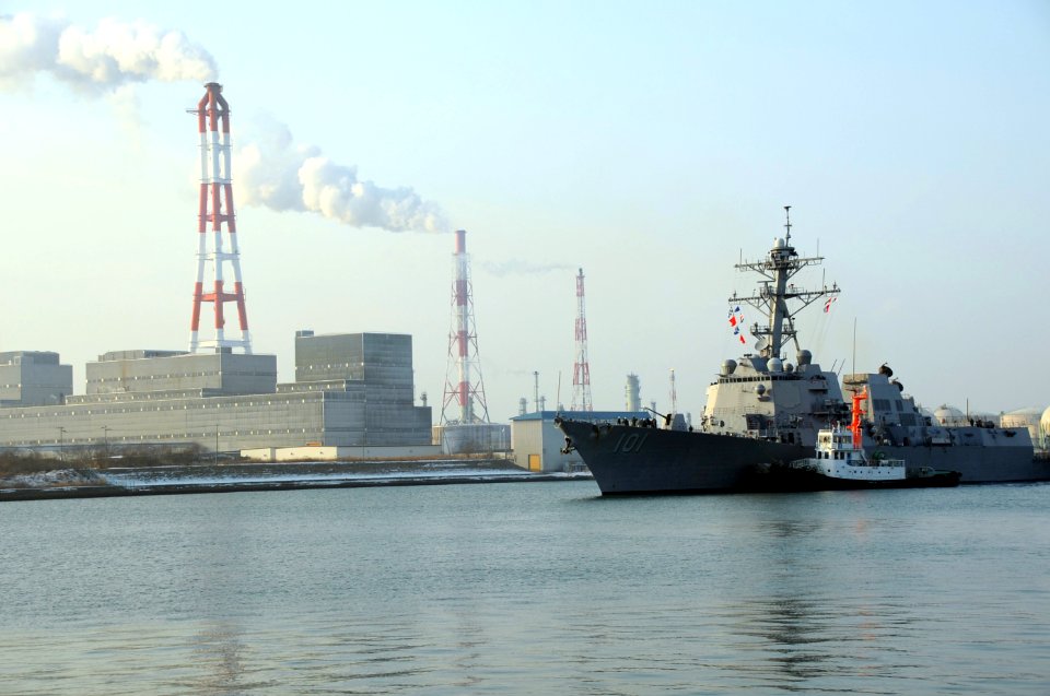 US Navy 110205-N-8623S-013 The guided-missile destroyer USS Gridley (DDG 101) prepares to moor at the Tomakomai West Port for a scheduled port visi