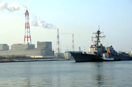 US Navy 110205-N-8623S-013 The guided-missile destroyer USS Gridley (DDG 101) prepares to moor at the Tomakomai West Port for a scheduled port visi