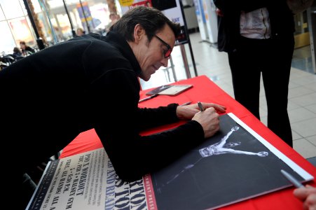 US Navy 110203-N-2858S-183 Tony Horton, creator of the P90X fitness program, signs a poster for a fan during an autograph session in the Navy Excha