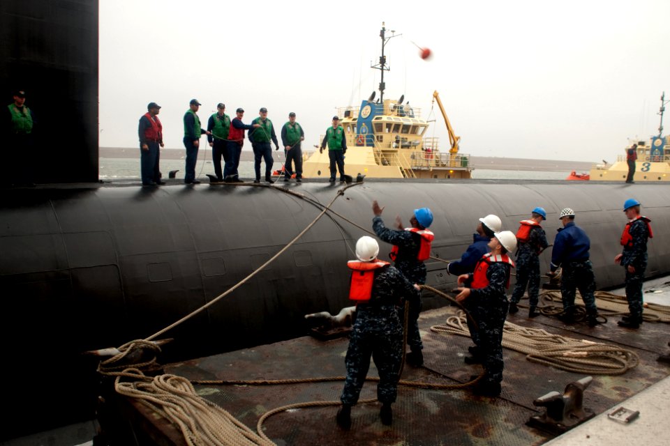 US Navy 110204-N-FG395-017 Line handlers assigned to the ballistic-missile submarine USS Maryland (SSBN 738)