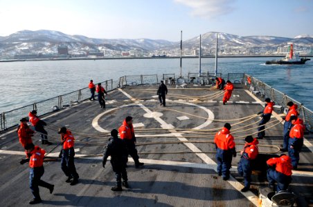 US Navy 110209-N-9818V-067 Sailors aboard the guided-missile destroyer USS Fitzgerald (DDG 62) secure mooring lines after departing Otaru, Japan
