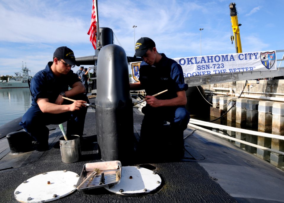 US Navy 110212-N-UK333-009 Electronics Technician Seaman Trevor Sauers, from Dallas, and Electronics Technician Seaman Nathan Horsens, from Showano