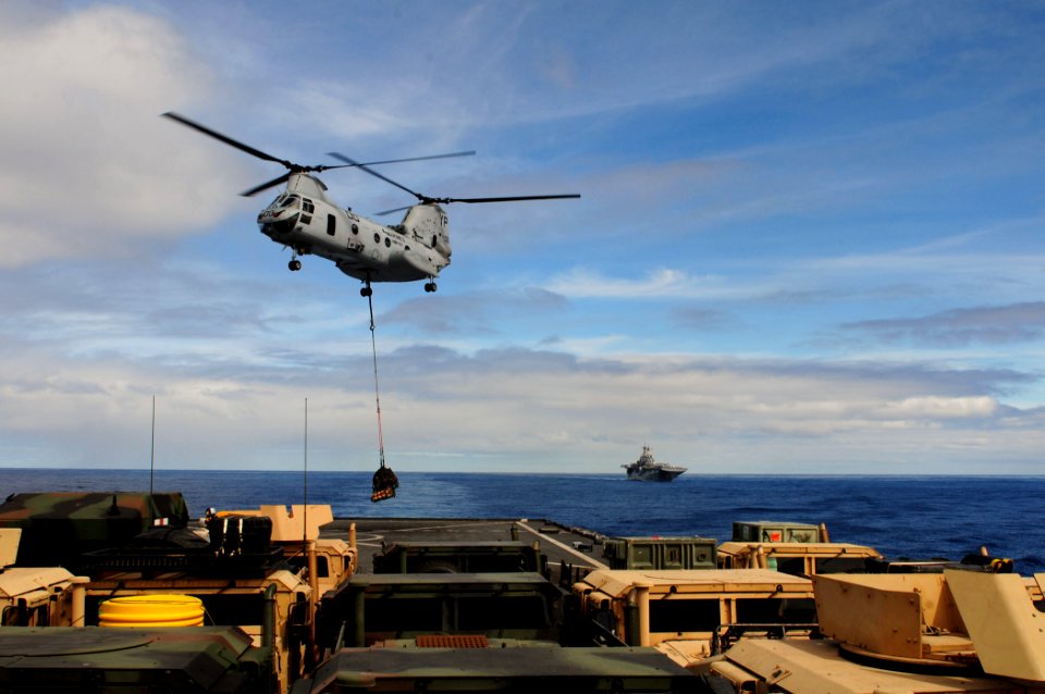 US Navy 110224-N-RC734-112 A CH-46E Sea Knight helicopter transfers ammunition to USS Comstock (LSD 45) from USS Boxer (LHD 4)