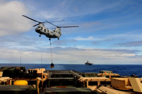 US Navy 110224-N-RC734-112 A CH-46E Sea Knight helicopter transfers ammunition to USS Comstock (LSD 45) from USS Boxer (LHD 4)