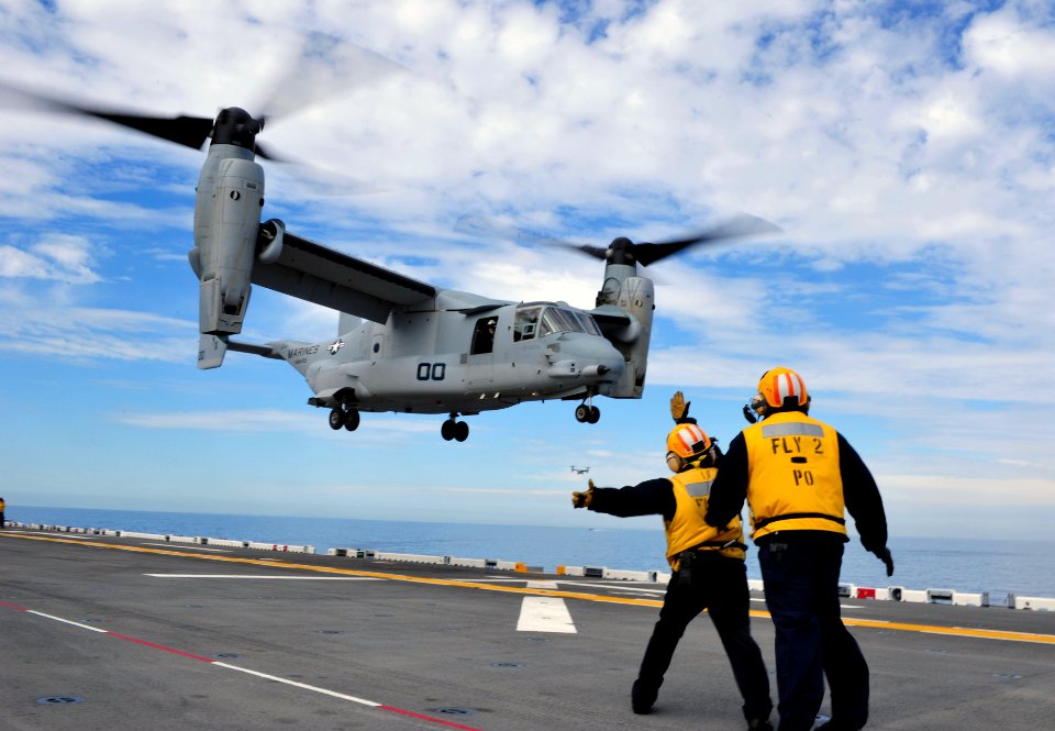 US Navy 110301-N-KD852-162 An MV-22 Osprey assigned to Marine Medium Tiltrotor Squadron (VMM) 166 lands aboard the amphibious assault ship USS Maki
