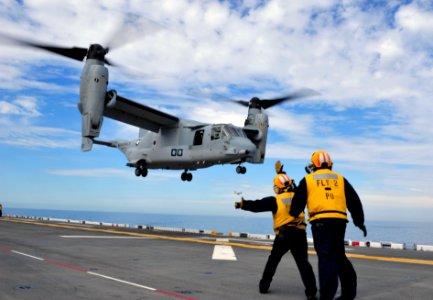 US Navy 110301-N-KD852-162 An MV-22 Osprey assigned to Marine Medium Tiltrotor Squadron (VMM) 166 lands aboard the amphibious assault ship USS Maki