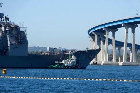 US Navy 110309-N-ZC343-338 Tugboats help the guided-missile cruiser USS Princeton (CG 59) move from Naval Base San Diego to a shipyard for maintena