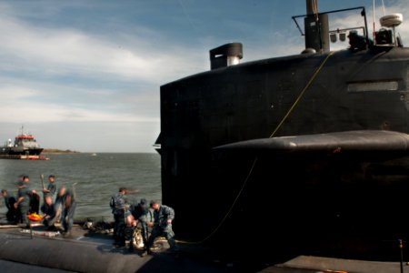 US Navy 110309-N-FG395-032 Sailors aboard the the Los Angeles-class attack submarine USS Pittsburgh (SSN 720) prepare the boat for port services du