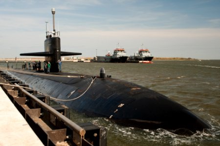 US Navy 110309-N-FG395-007 The Los Angeles-class attack submarine USS Pittsburgh (SSN 720) pulls into Naval Submarine Base Kings Bay a routine port