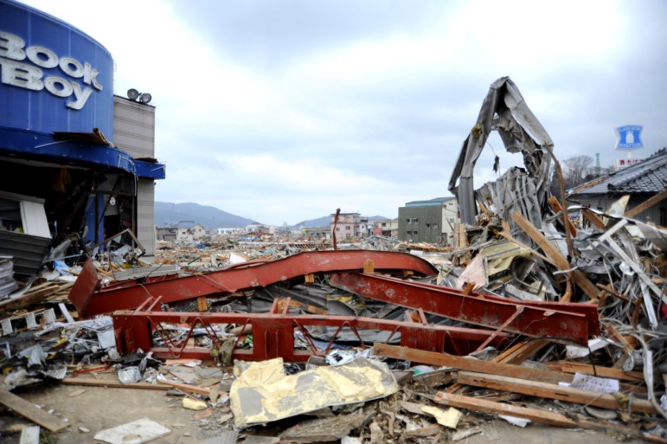 US Navy 110315-N-2653B-054 The city of Ofunato, Japan, is severely damaged by a 9.0 magnitude earthquake and subsequent tsunami