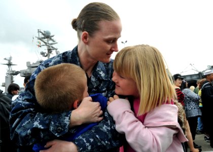 US Navy 110319-N-YB753-170 Mass Communication Specialist 1st Class Sarah Murphy embraces her children upon return from a deployment aboard the airc
