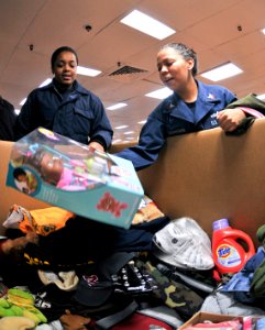 US Navy 110328-N-9950J-354 Logistics Specialist 2nd Class Alejandra Gutierrezalba, assigned to the amphibious assault ship USS Essex (LHD 2), donat