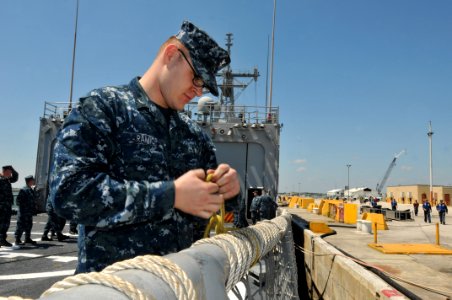 US Navy 110401-N-NL541-056 Electronics Technician 3rd Class Dino Ramic, assigned to the guided-missile frigate USS Boone (FFG 28), ties a line befo photo